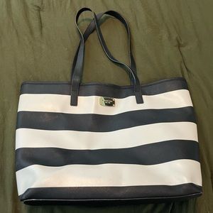 Michael kors black and white leather purse.